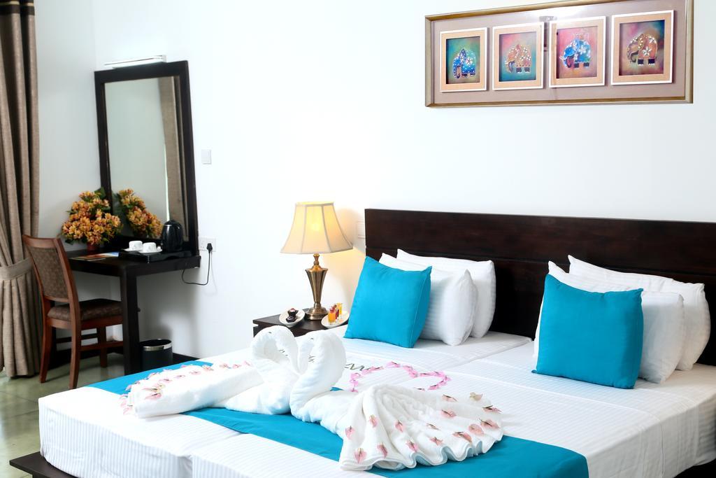 Coco Royal Beach Resort Kalutara Bagian luar foto